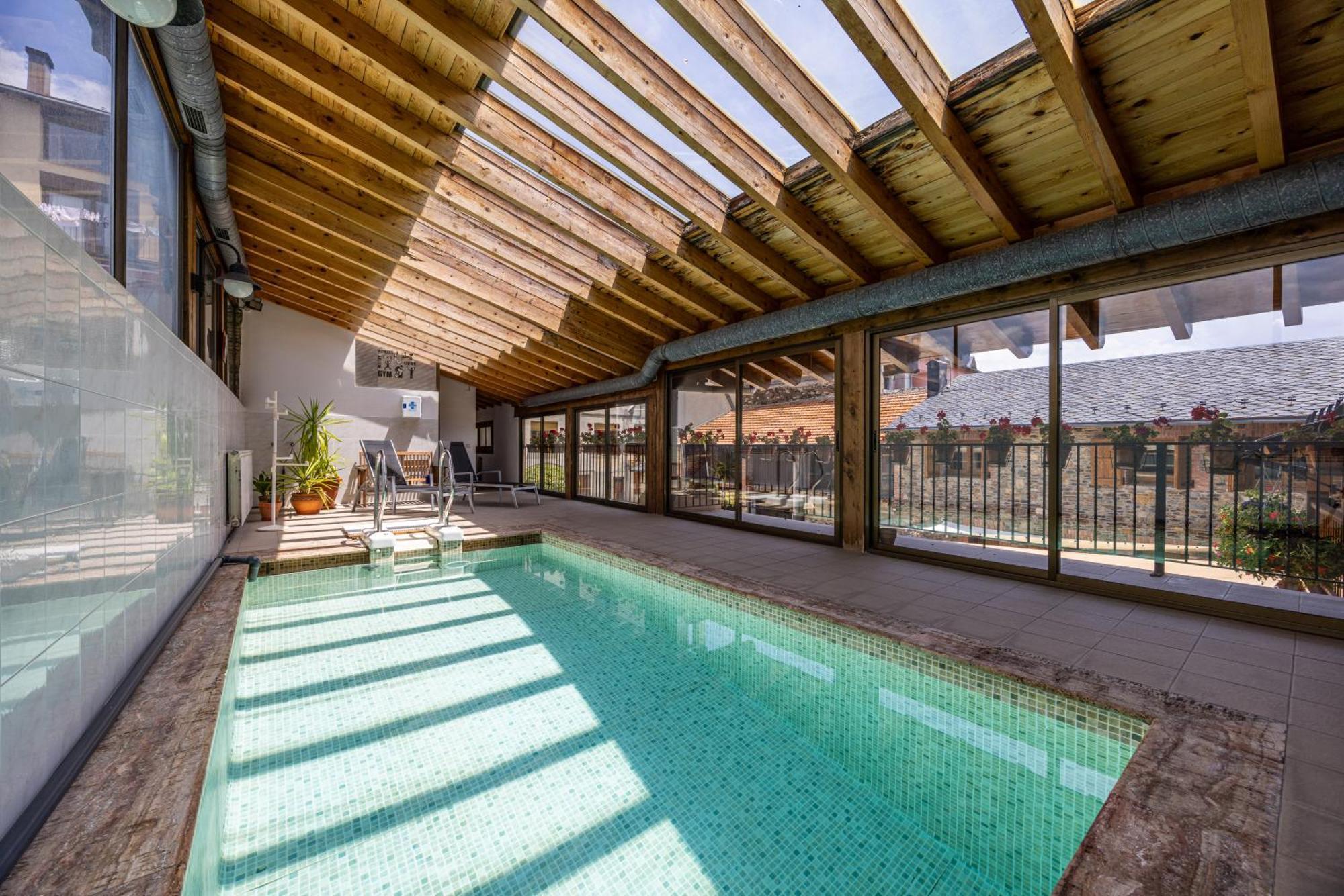 Aparthotel Les Corts Llivia Exterior foto