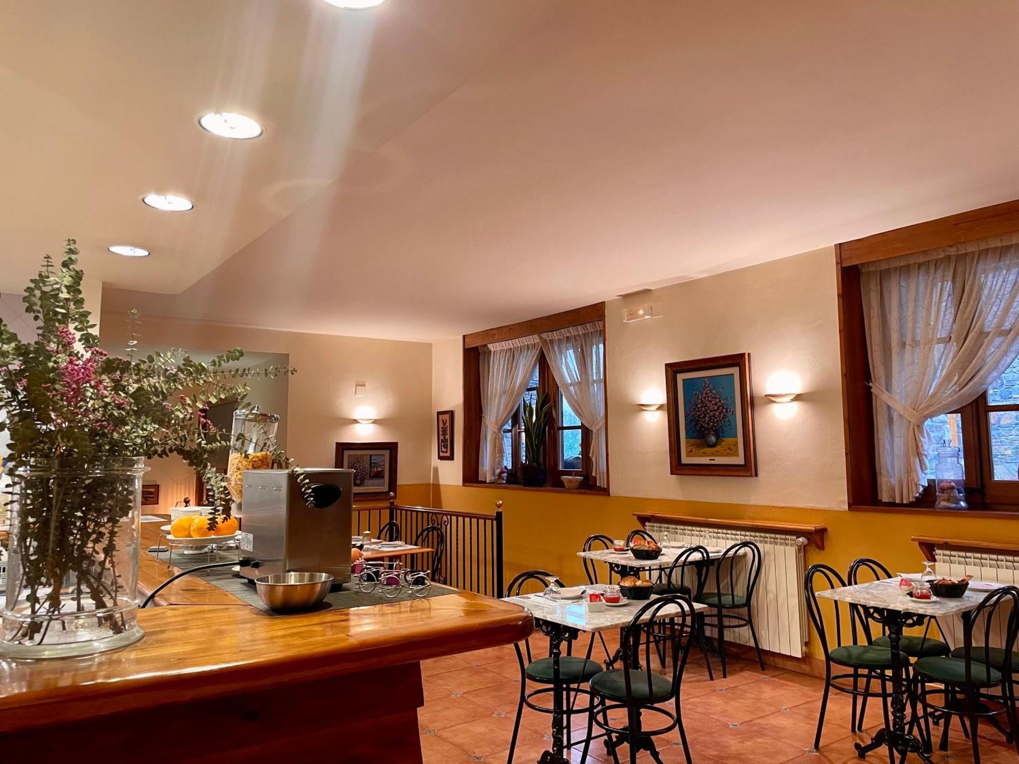 Aparthotel Les Corts Llivia Exterior foto